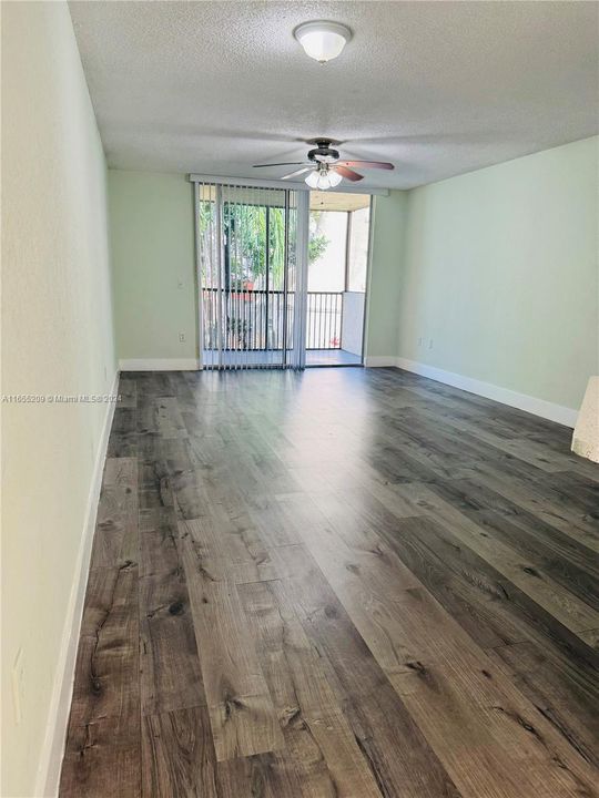 Active With Contract: $1,950 (1 beds, 1 baths, 810 Square Feet)