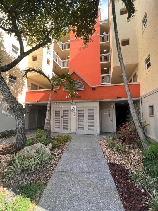 Active With Contract: $1,950 (1 beds, 1 baths, 810 Square Feet)