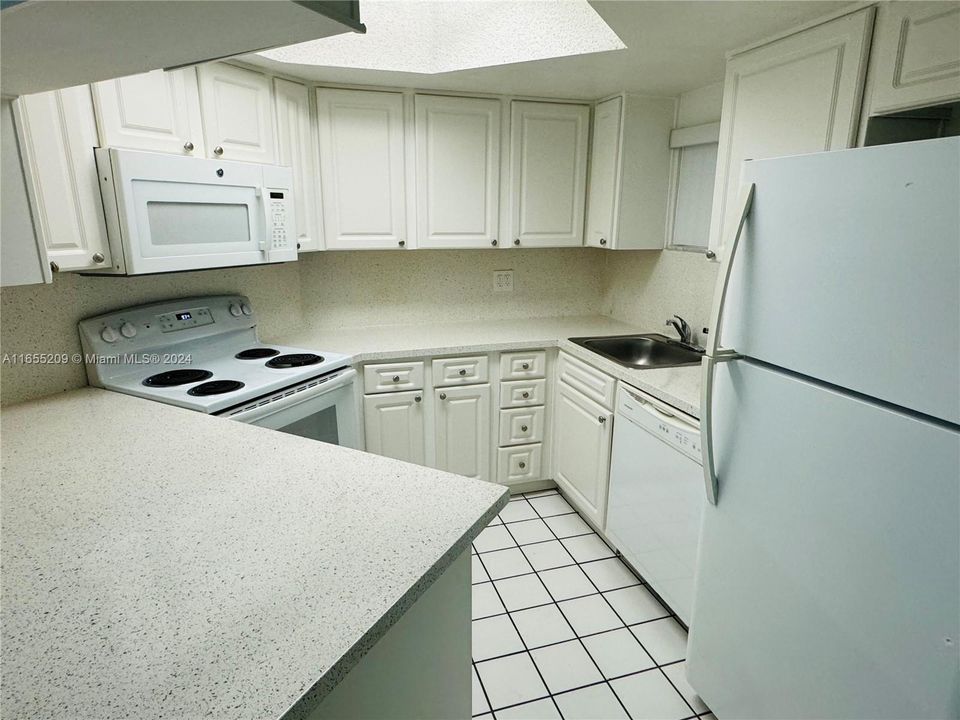 Active With Contract: $1,950 (1 beds, 1 baths, 810 Square Feet)