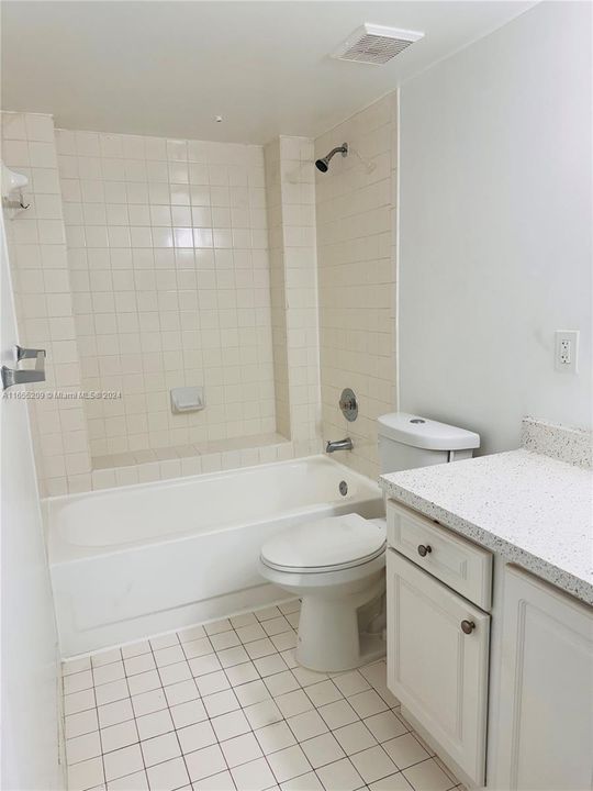 Active With Contract: $1,950 (1 beds, 1 baths, 810 Square Feet)