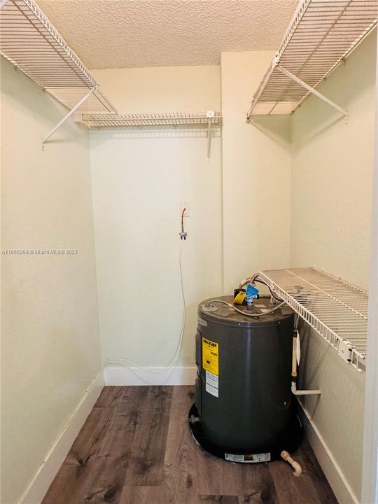 Active With Contract: $1,950 (1 beds, 1 baths, 810 Square Feet)