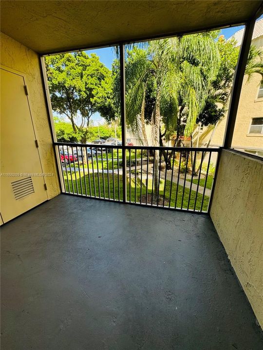 Active With Contract: $1,950 (1 beds, 1 baths, 810 Square Feet)