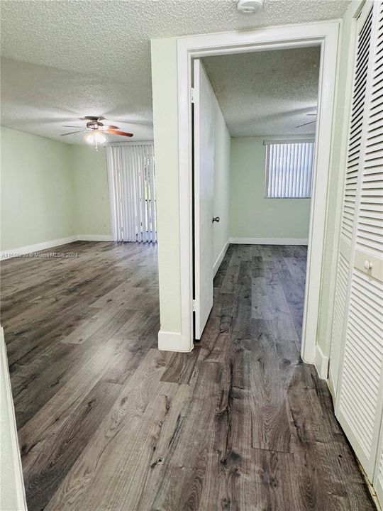 Active With Contract: $1,950 (1 beds, 1 baths, 810 Square Feet)