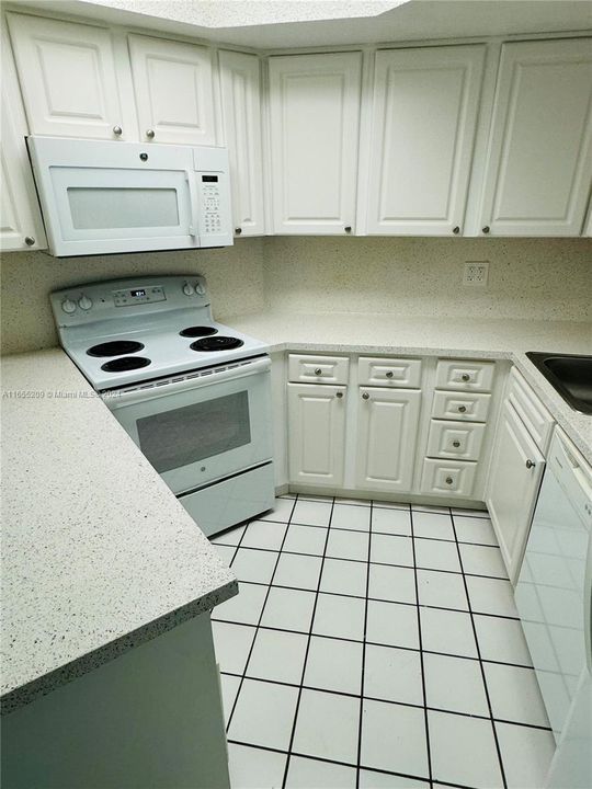 Active With Contract: $1,950 (1 beds, 1 baths, 810 Square Feet)