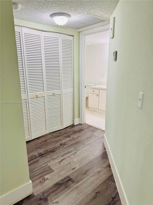 Active With Contract: $1,950 (1 beds, 1 baths, 810 Square Feet)