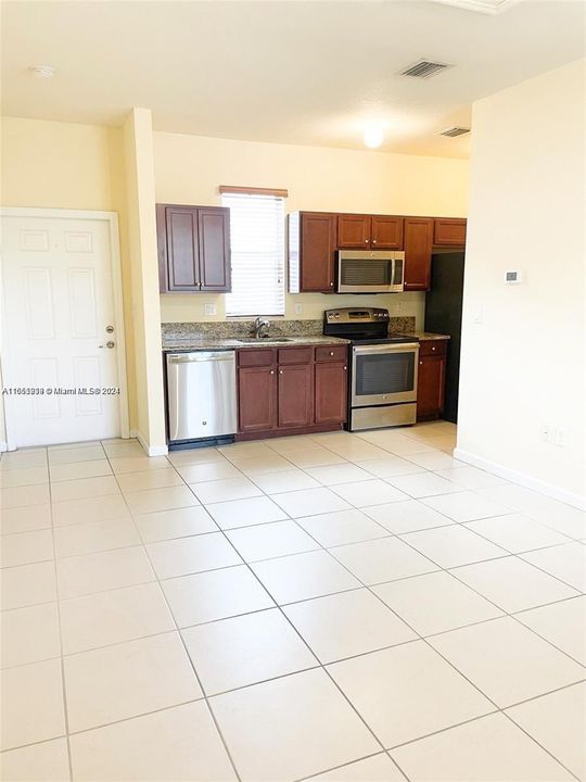 Active With Contract: $1,550 (1 beds, 1 baths, 2312 Square Feet)