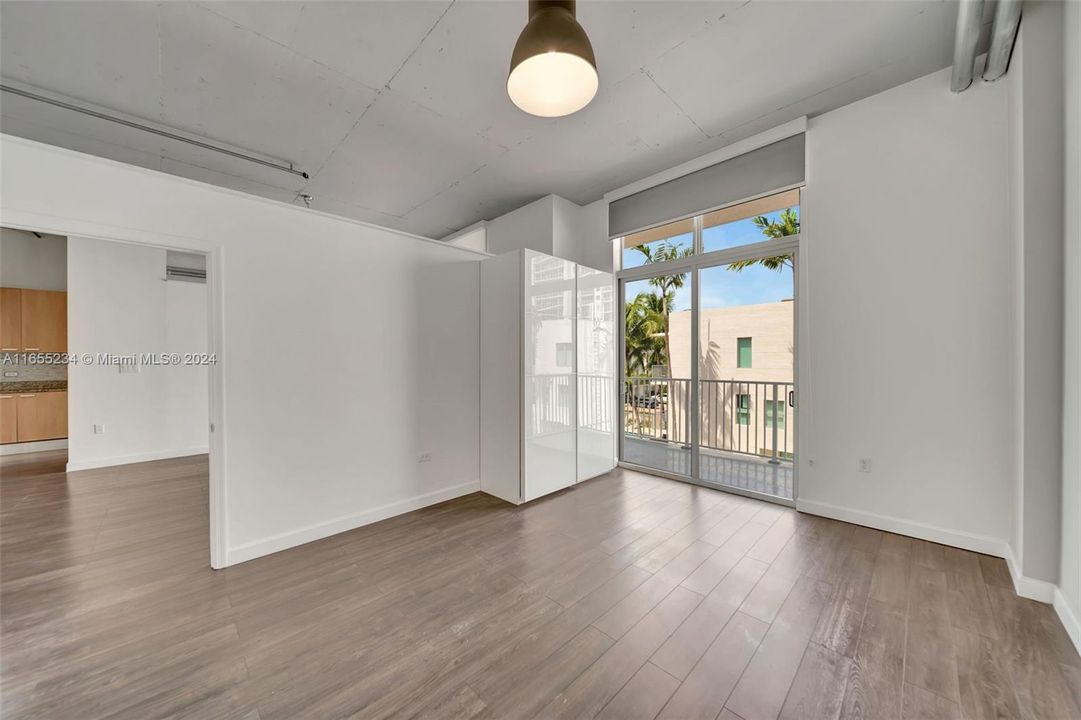 Active With Contract: $2,650 (2 beds, 2 baths, 1076 Square Feet)