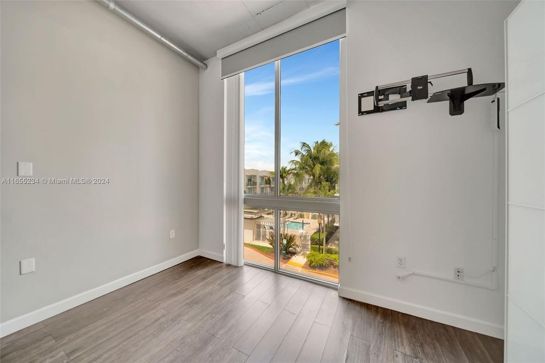 Active With Contract: $2,650 (2 beds, 2 baths, 1076 Square Feet)