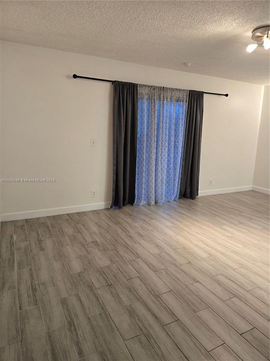 For Rent: $1,800 (1 beds, 1 baths, 950 Square Feet)