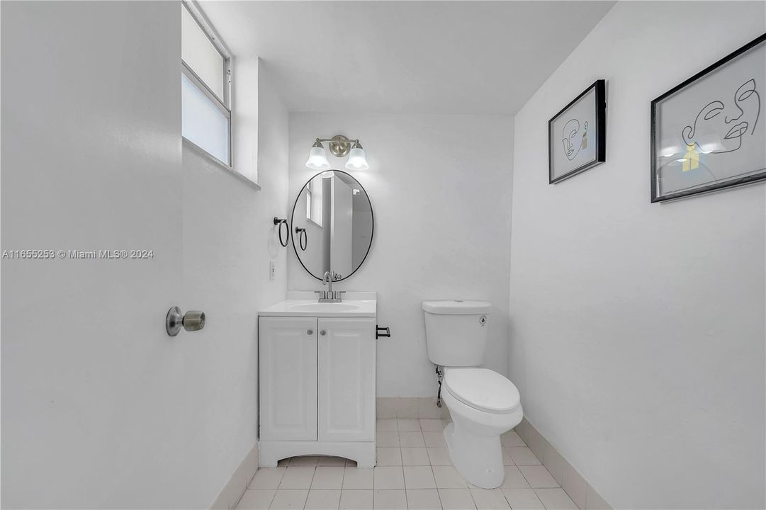 For Sale: $234,000 (1 beds, 1 baths, 718 Square Feet)