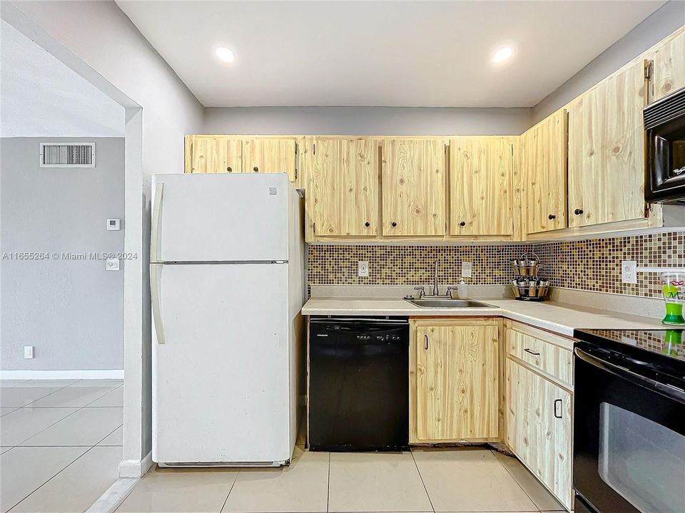 For Sale: $139,999 (2 beds, 2 baths, 860 Square Feet)