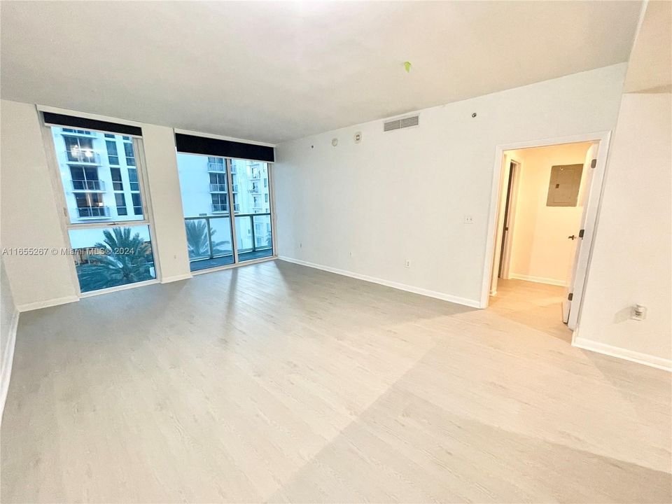 For Sale: $419,000 (1 beds, 1 baths, 806 Square Feet)