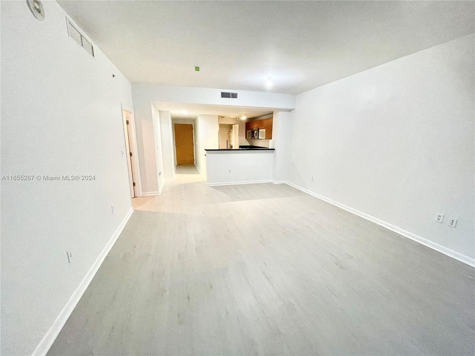 For Sale: $419,000 (1 beds, 1 baths, 806 Square Feet)