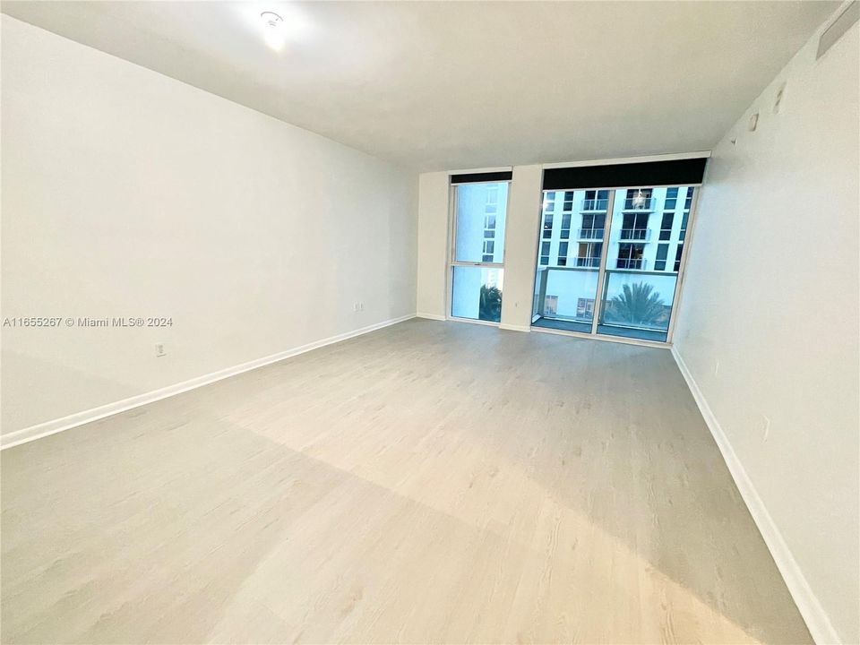 For Sale: $419,000 (1 beds, 1 baths, 806 Square Feet)