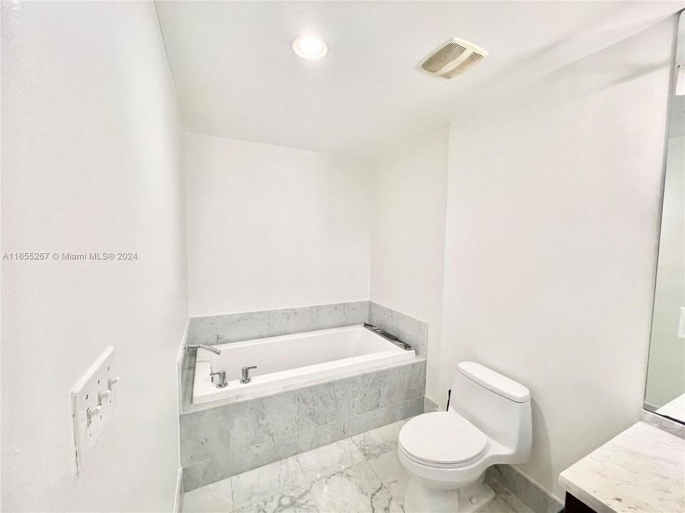 For Sale: $419,000 (1 beds, 1 baths, 806 Square Feet)