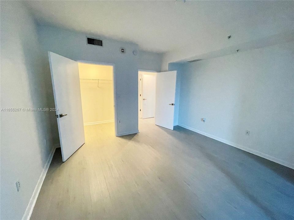 For Sale: $419,000 (1 beds, 1 baths, 806 Square Feet)