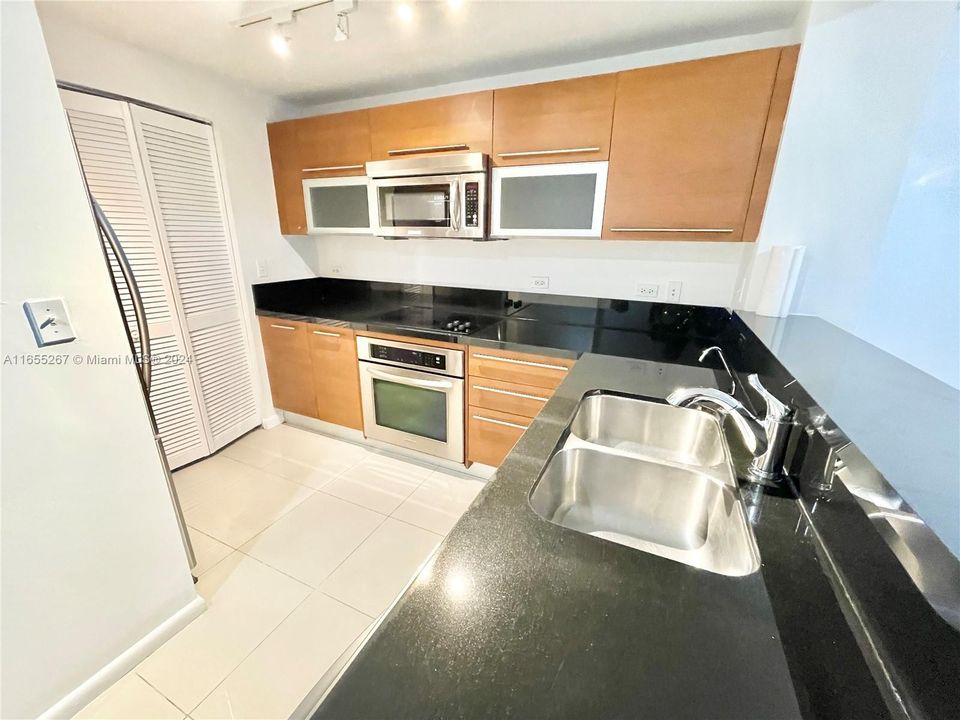 For Sale: $419,000 (1 beds, 1 baths, 806 Square Feet)