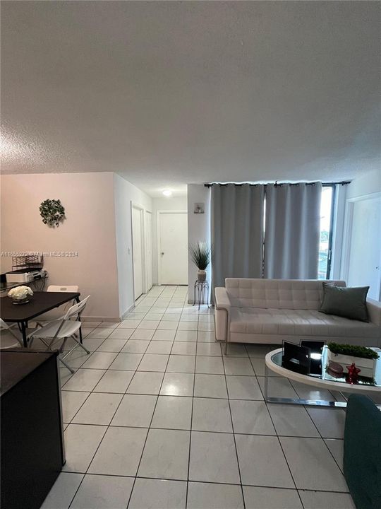 Active With Contract: $1,900 (2 beds, 2 baths, 910 Square Feet)