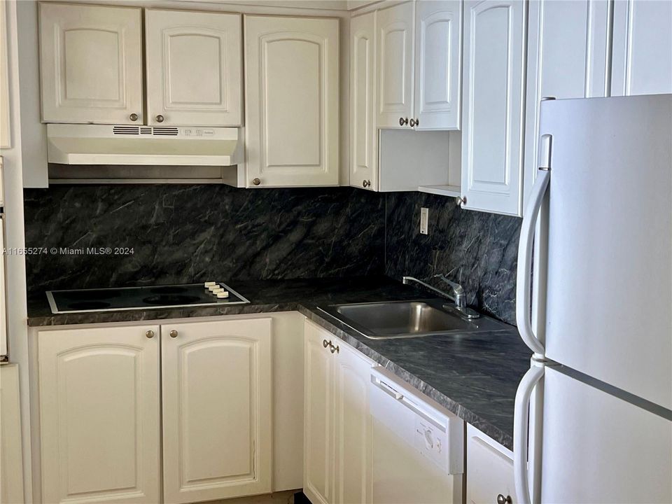 For Sale: $399,000 (1 beds, 1 baths, 1005 Square Feet)