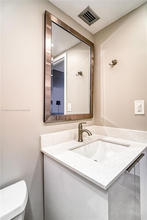 For Sale: $329,000 (1 beds, 1 baths, 616 Square Feet)