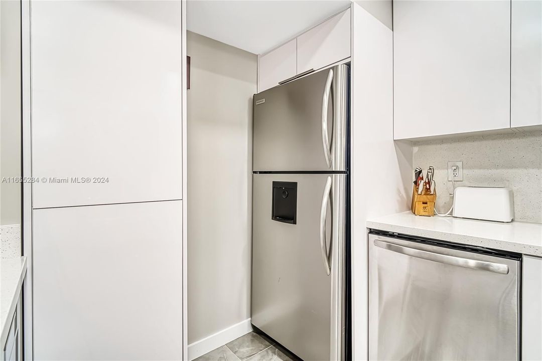 For Sale: $329,000 (1 beds, 1 baths, 616 Square Feet)