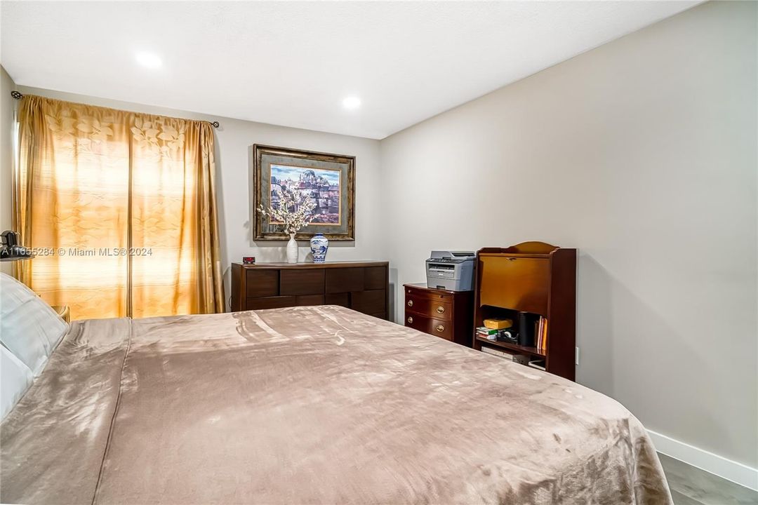 For Sale: $329,000 (1 beds, 1 baths, 616 Square Feet)