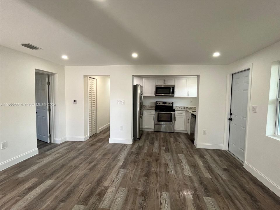 For Sale: $409,500 (2 beds, 1 baths, 970 Square Feet)