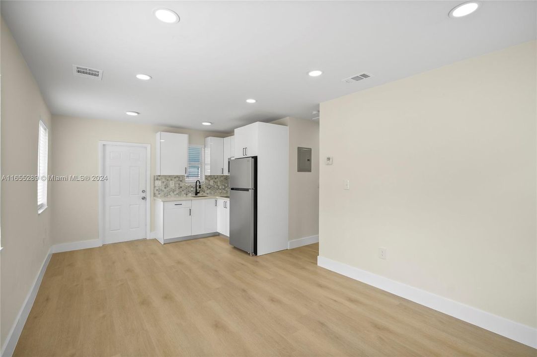 For Sale: $410,000 (3 beds, 1 baths, 826 Square Feet)