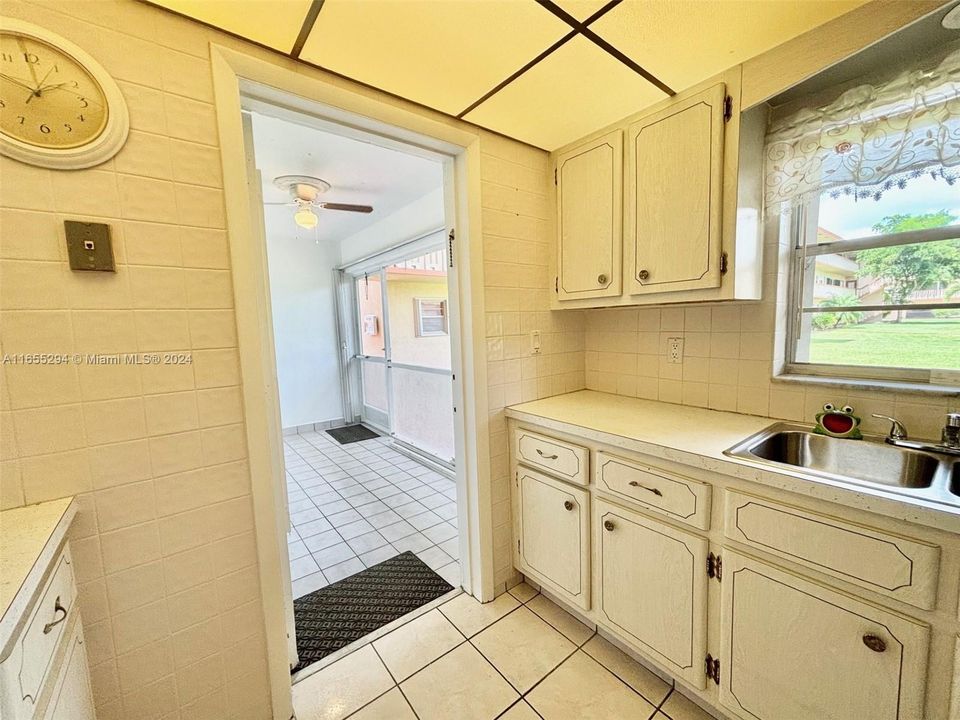 For Sale: $159,000 (2 beds, 2 baths, 968 Square Feet)