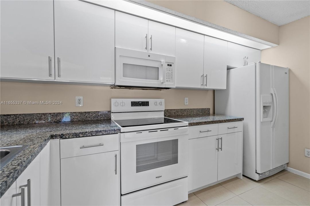 For Sale: $315,000 (2 beds, 2 baths, 1106 Square Feet)