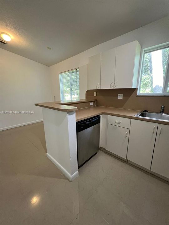 Recently Rented: $2,100 (3 beds, 2 baths, 1176 Square Feet)