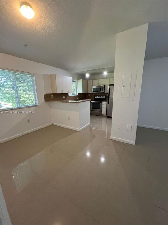 Recently Rented: $2,100 (3 beds, 2 baths, 1176 Square Feet)