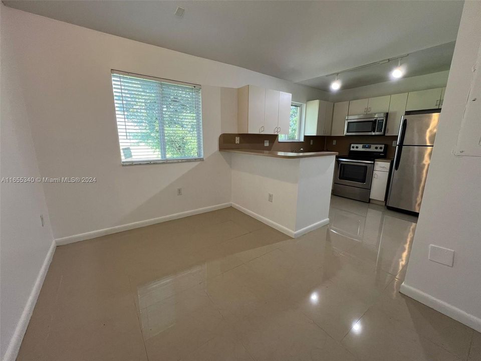 Recently Rented: $2,100 (3 beds, 2 baths, 1176 Square Feet)