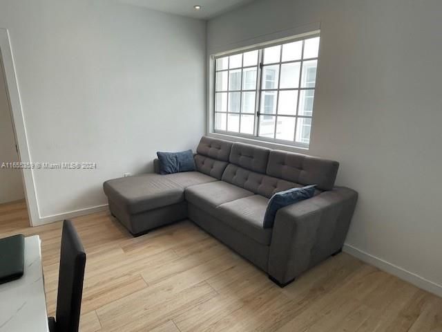 For Rent: $2,250 (1 beds, 1 baths, 381 Square Feet)