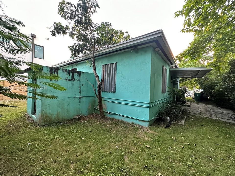 Active With Contract: $860,000 (2 beds, 2 baths, 1120 Square Feet)