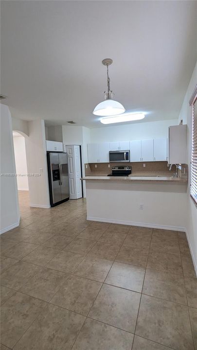 For Rent: $3,950 (4 beds, 2 baths, 2050 Square Feet)