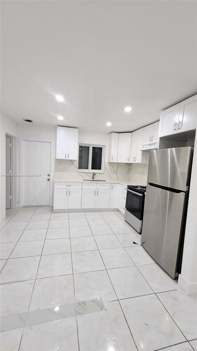 For Rent: $1,800 (1 beds, 1 baths, 1734 Square Feet)