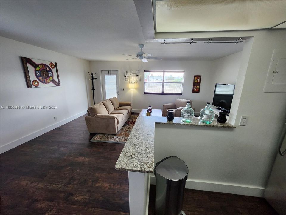 For Rent: $1,600 (1 beds, 1 baths, 720 Square Feet)