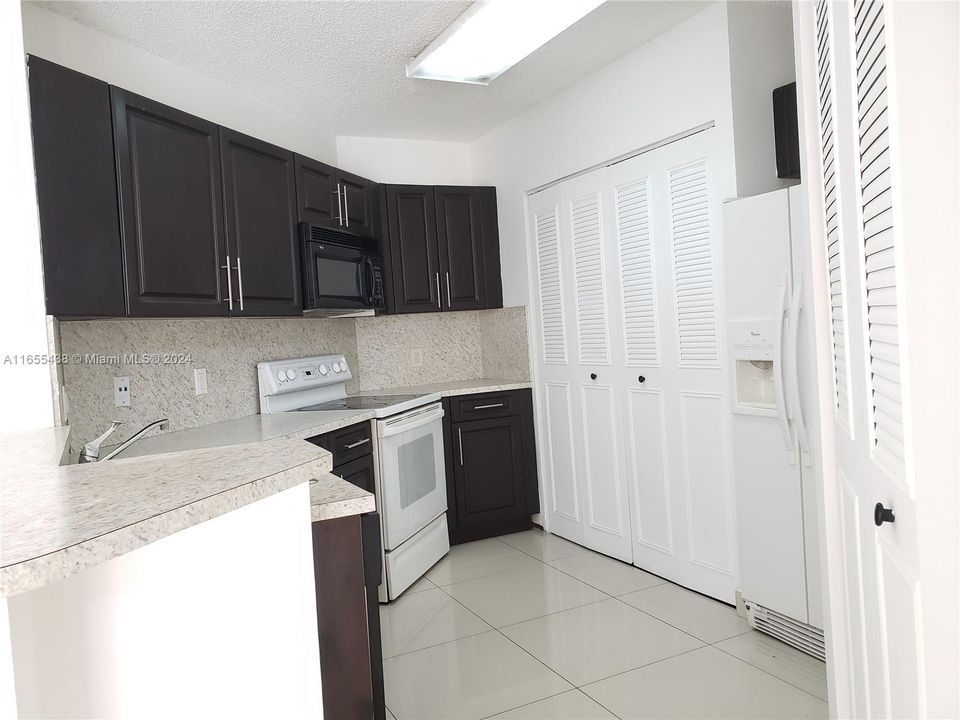 Active With Contract: $2,000 (1 beds, 1 baths, 752 Square Feet)