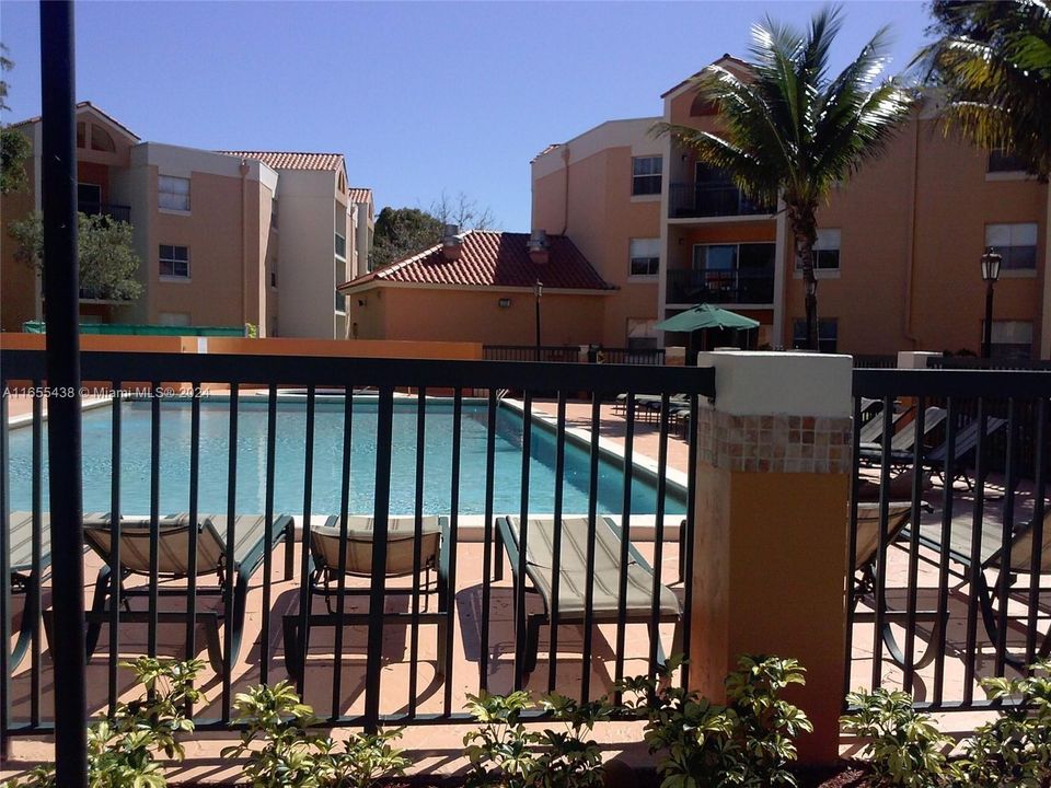 Active With Contract: $2,000 (1 beds, 1 baths, 752 Square Feet)