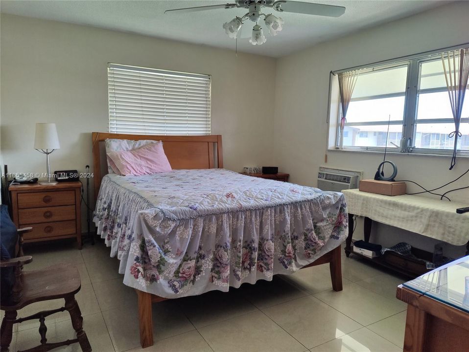 For Sale: $80,000 (1 beds, 1 baths, 688 Square Feet)