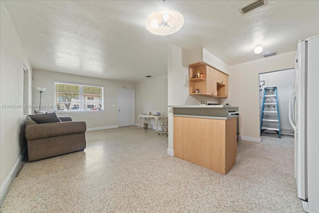 For Sale: $500,000 (3 beds, 1 baths, 1000 Square Feet)