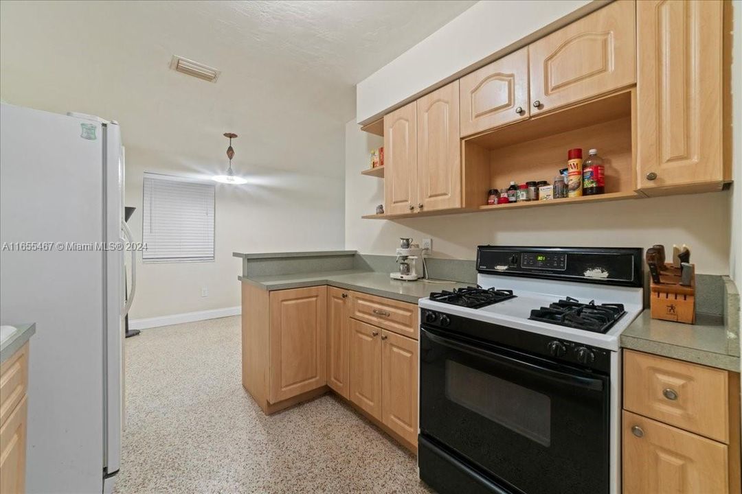 For Sale: $500,000 (3 beds, 1 baths, 1000 Square Feet)