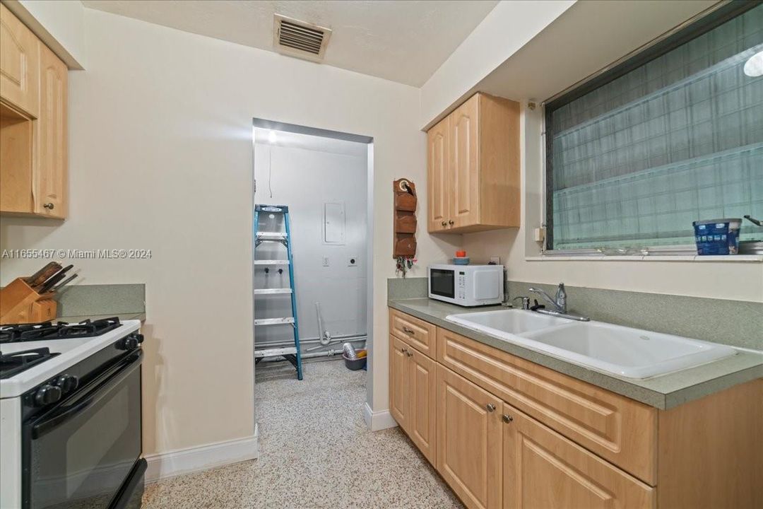 For Sale: $500,000 (3 beds, 1 baths, 1000 Square Feet)