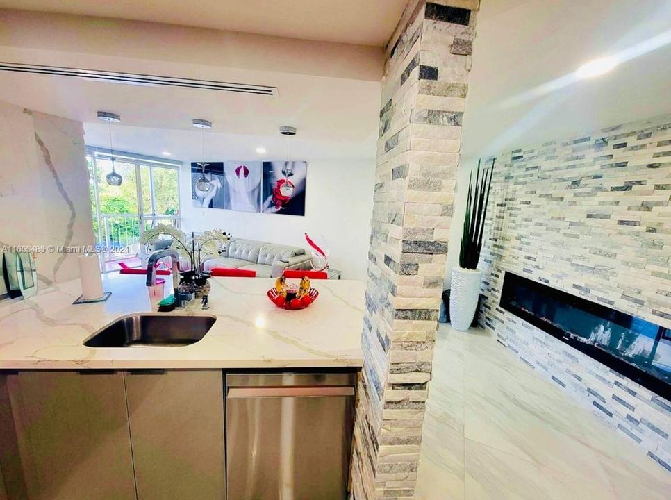 Recently Rented: $2,400 (2 beds, 2 baths, 960 Square Feet)