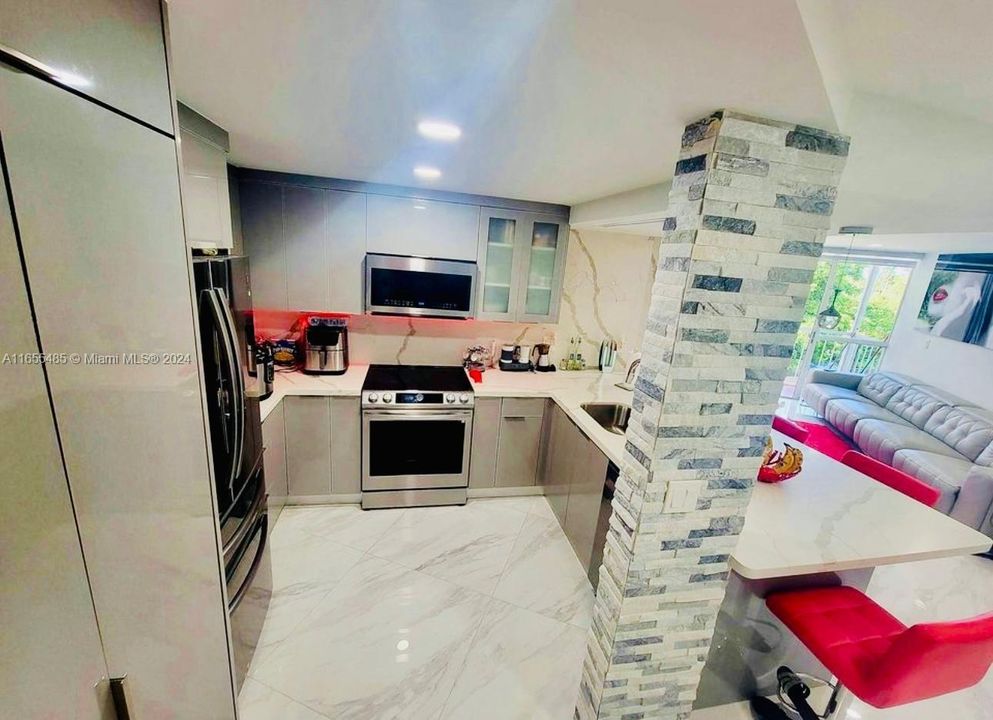 Recently Rented: $2,400 (2 beds, 2 baths, 960 Square Feet)