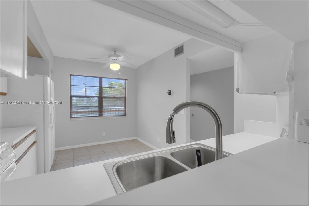 Active With Contract: $169,300 (2 beds, 2 baths, 1192 Square Feet)