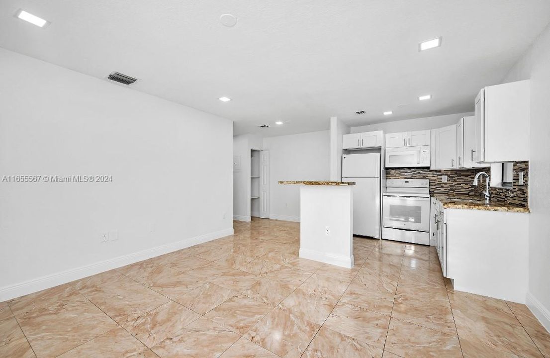 Active With Contract: $2,050 (2 beds, 1 baths, 0 Square Feet)