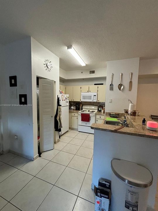 For Rent: $2,500 (2 beds, 2 baths, 910 Square Feet)