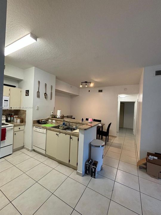 For Rent: $2,500 (2 beds, 2 baths, 910 Square Feet)